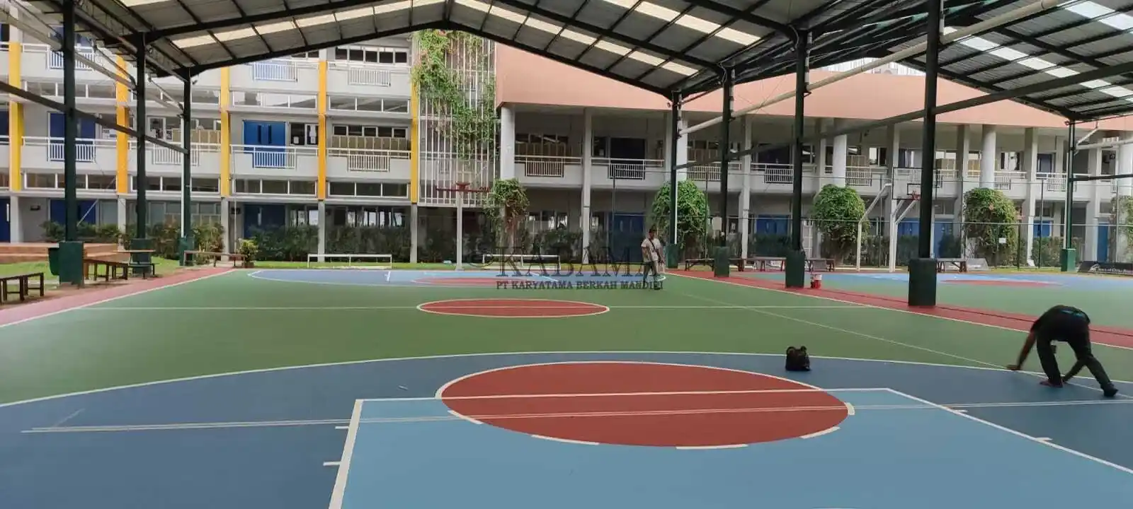 Dokumentasi proyek pengecatan lapangan olahraga