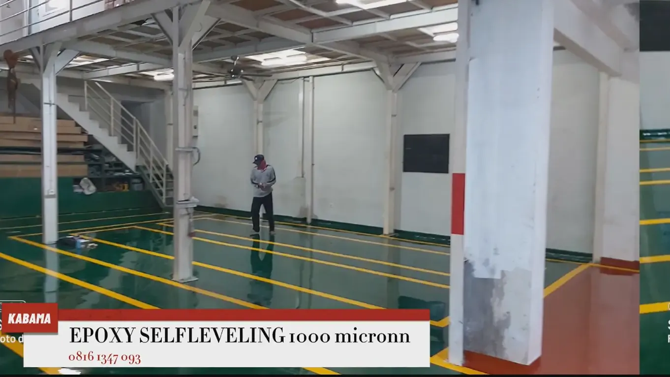 Lantai epoxy self leveling hijau dengan marka kuning di area gudang